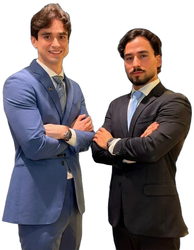 Alexandre Albuquerque e Nelson Monteiro, de terno, com os braços cruzados